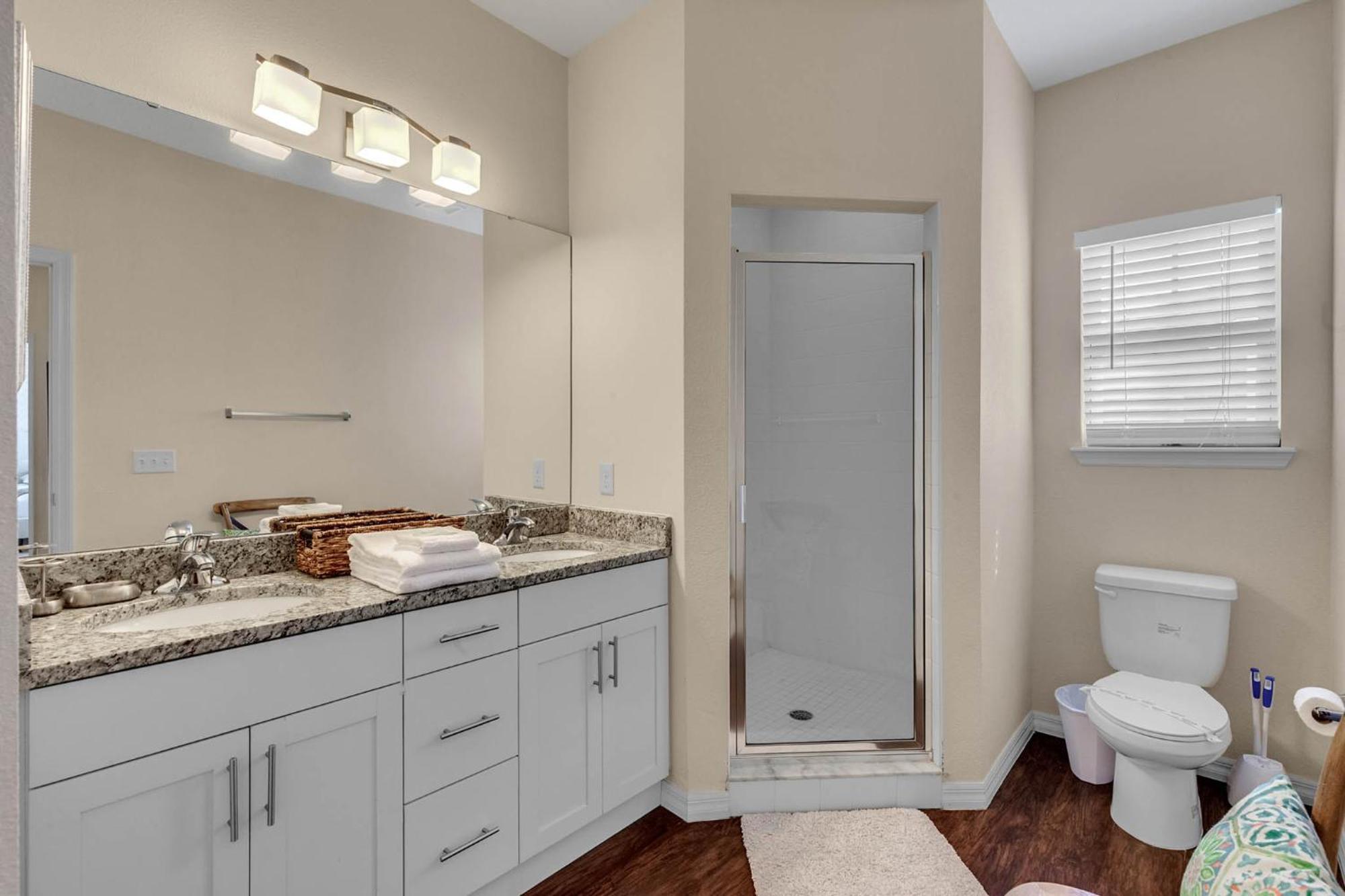 4 Bedrooms - 3 Bathrooms - Lucaya Village 15-101 Hébergement de vacances